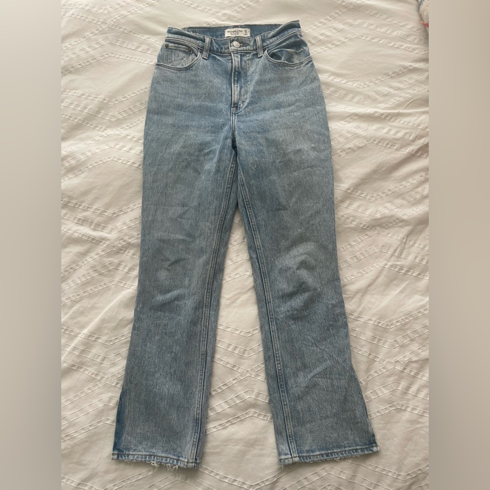 A&F Curve Love 90’s Straight Ultra High Rise Jeans w/ Vent Hem - 25